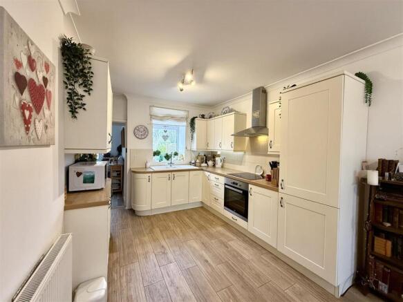 KITCHEN / DINING ROOM