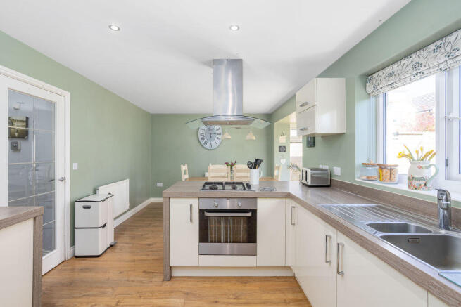 4 bed Detached for sale Image 5
