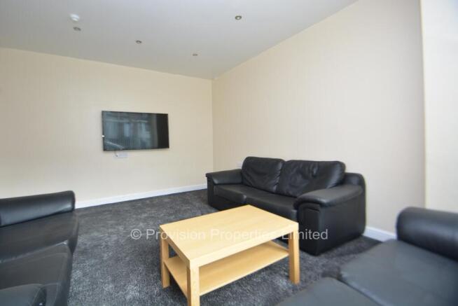 8 bed Semi-Detached to rent Image 4