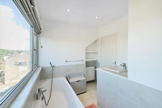 5 bed Semi-Detached to rent Image 12