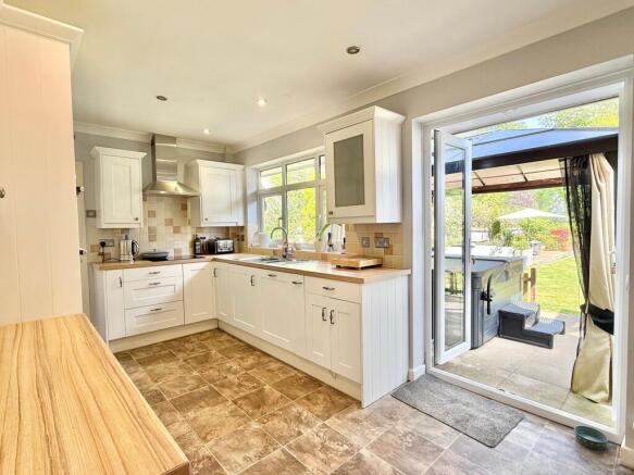 KITCHEN/BREAKFAST ROOM