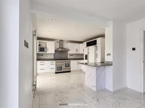 5 bed Detached for sale Image 12