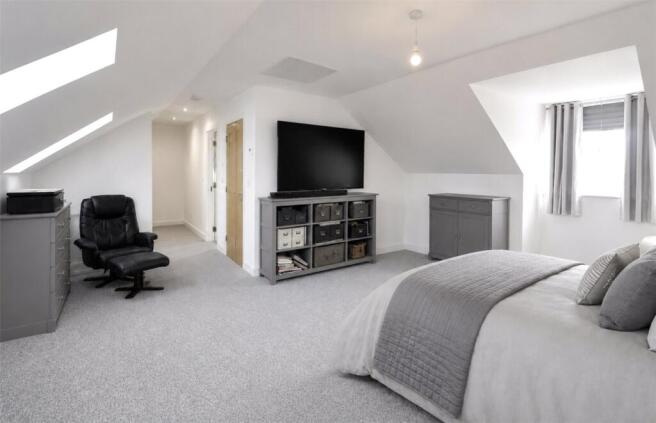 5 bed Detached for sale Image 7