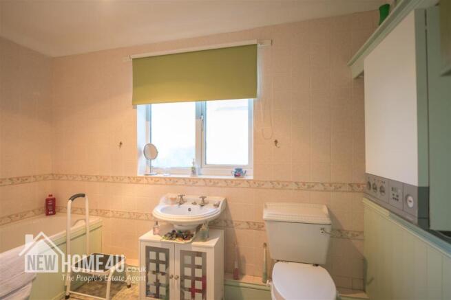 FAMILY BATHROOM: