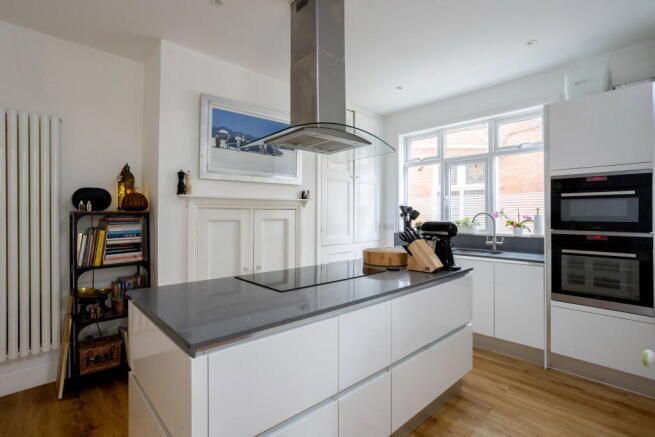 5 bed Town House for sale Image 7