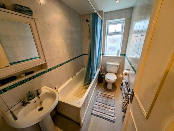37 Cheshire Close bathroom.jpg