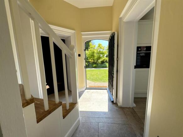 SPACIOUS ENTRANCE HALL