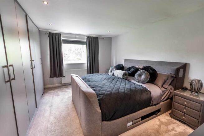 5 bed Detached for sale Image 11