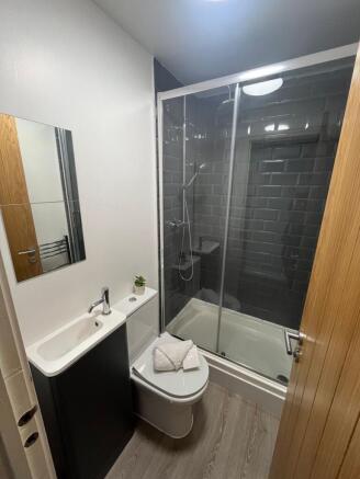 Contemporary ensuite bathroom with a glass-encl...