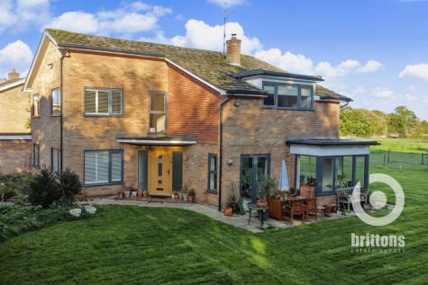 Immaculate Detached Home Set in Approximately 0.43 Acres on Cedar Grove, North Runcton