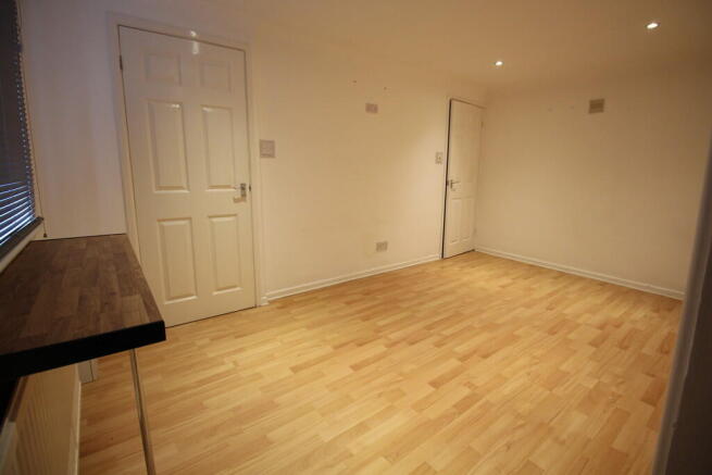 1 bed Ground Flat to rent Image 4