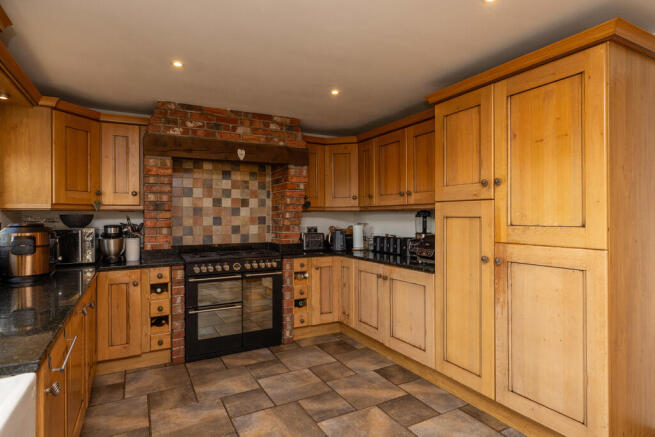 4 bed Detached for sale Image 12