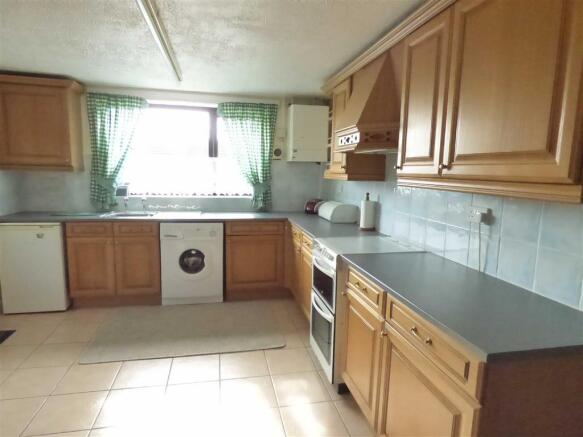 SPACIOUS DINING KITC