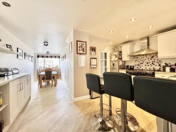 4 bed Detached for sale Image 7