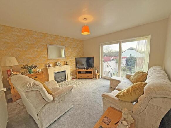 Old Woodlands Road 86 - Lounge Front...jpg