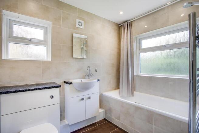 7 Oaktree Close Bathroom.jpg