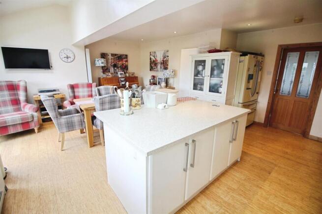 4 bed Semi-Detached for sale Image 7