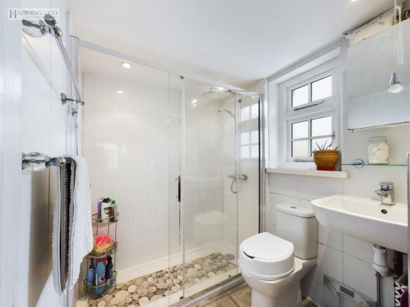 Main Bedroom en suite.jpg