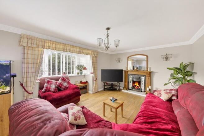 5 bed Detached for sale Image 8