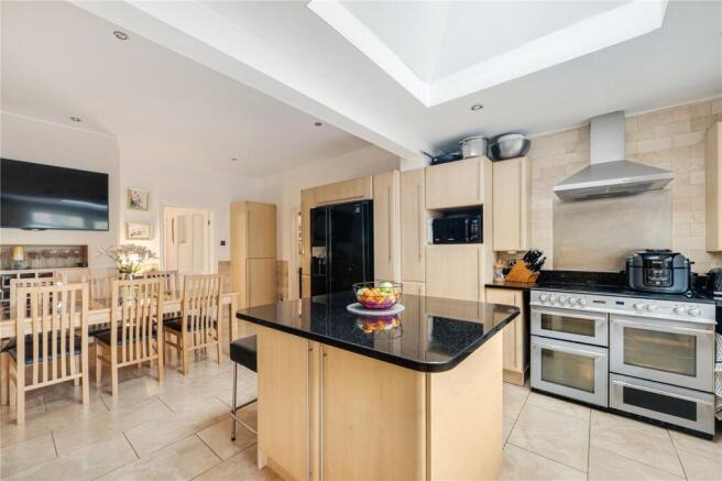 5 bed Detached for sale Image 4