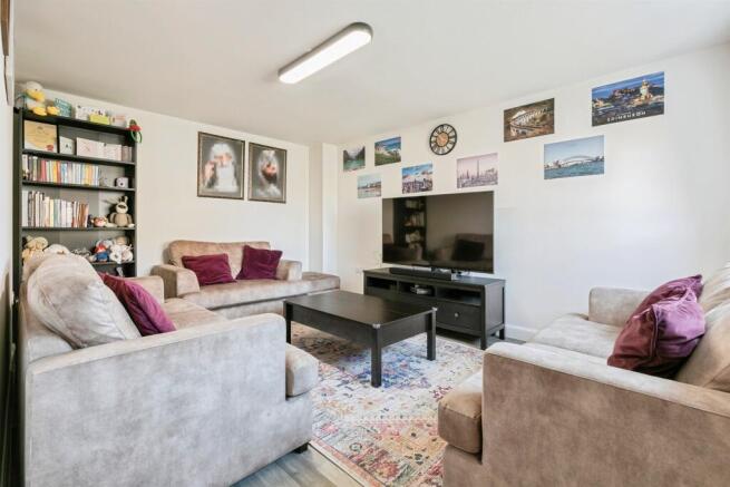 4 bed Detached for sale Image 3