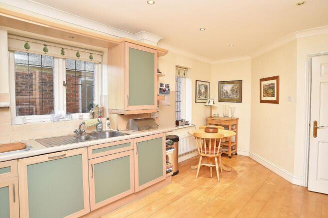 3 bed Flat for sale Image 11