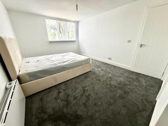 4 bed Terraced to rent Image 5