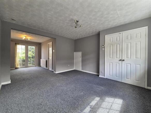 Lounge & Dining Area