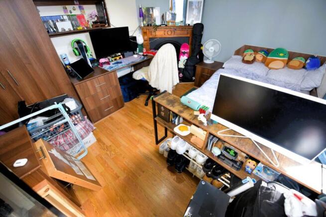 4 bed House to rent Image 5