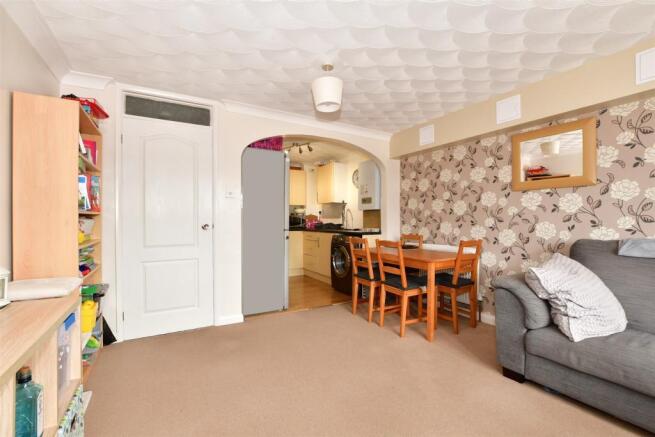Lounge/Dining Area
