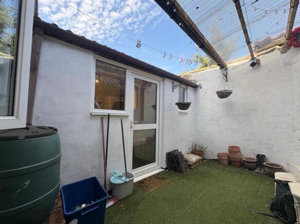 3 bed Terraced for sale Image 11