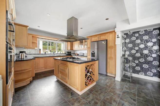 4 bed Detached for sale Image 11