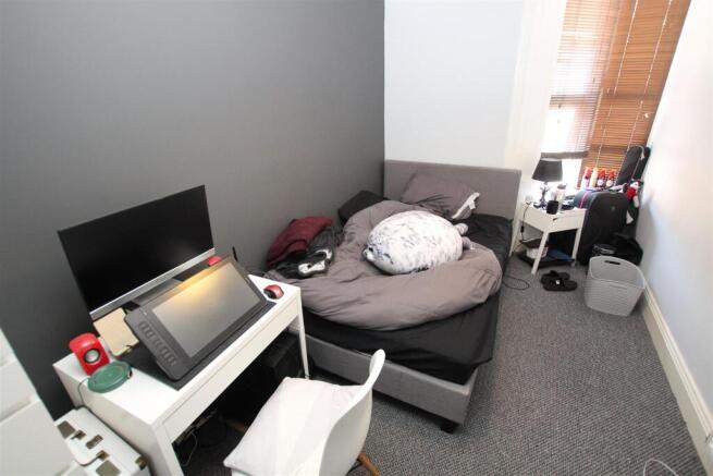 6 bed House to rent Image 12