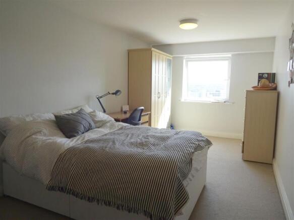 3 bed Apartment to rent Image 9