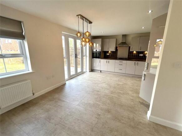 4 bed Detached to rent Image 3