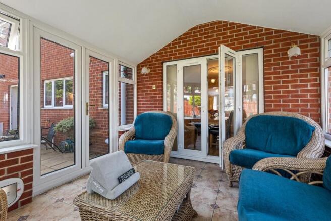 5 bed Detached for sale Image 11