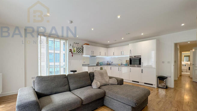 Two Bedrooms for sale in Beckton - Barrain London