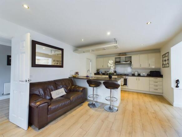 4 bed Detached for sale Image 12