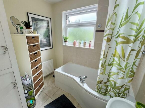 Bathroom 1.JPG