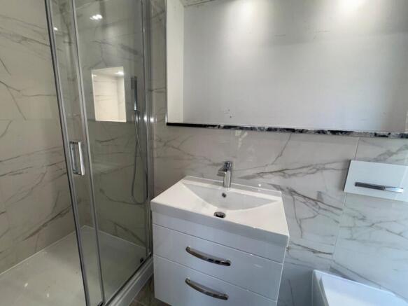 4 bed Semi-Detached to rent Image 9