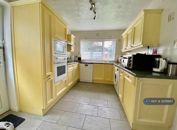 4 bed Semi-Detached to rent Image 6