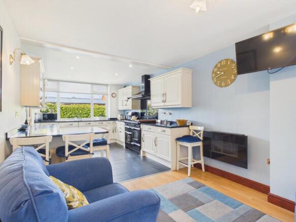 5 bed Detached for sale Image 10