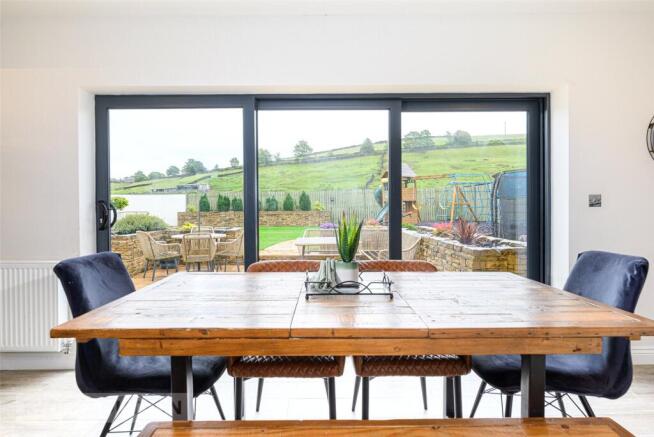 5 bed Detached for sale Image 8
