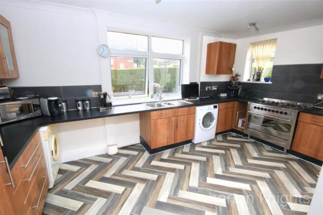 FITTED KITCHEN