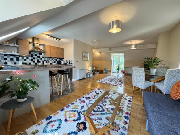 OPEN PLAN LIVING AREA