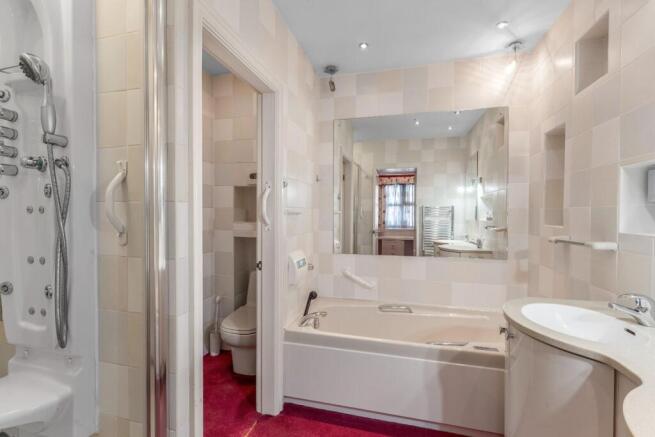 4 bed Flat for sale Image 5