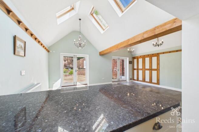 5 bed Detached for sale Image 11