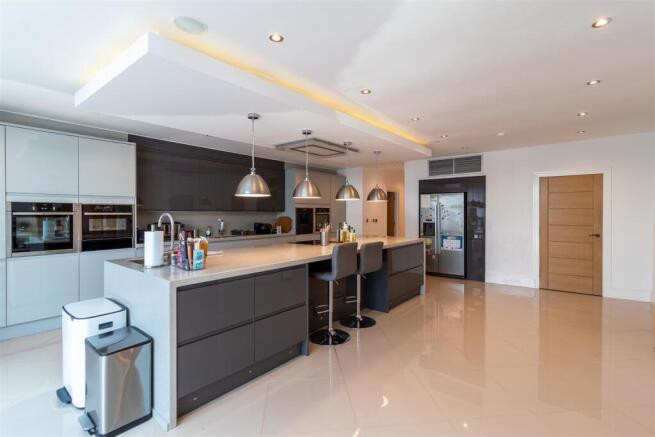 7 bed House to rent Image 4