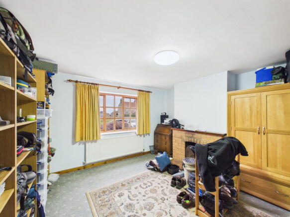 4 bed Detached to rent Image 6