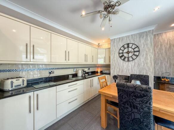 3 bed Semi-Detached for sale Image 7